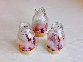 取出凝固的奶茶冻，放入小芋圆。