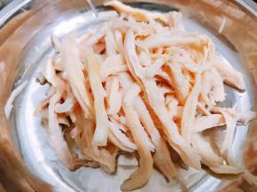 煮熟的鸡胸肉放凉撕成小条