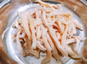 煮熟的鸡胸肉放凉撕成小条