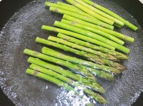 锅里烧水，水开后滴入几滴植物油放入芦笋焯1分钟