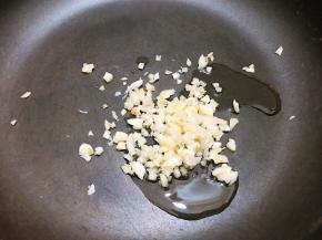 锅里加入植物油和蒜末