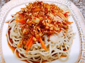 盘里摆上凉面，鸡丝，胡萝卜淋上料汁儿即可