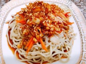 盘里摆上凉面，鸡丝，胡萝卜淋上料汁儿即可