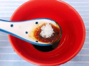 碗里加入酱油，蚝油，白糖，清水