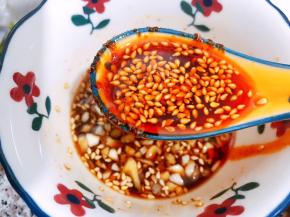 碗里加入蒜末，白糖，2勺冷开水，生抽，米醋，蚝油，红油辣椒，花椒油调成料汁儿