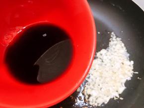 放入调好的料汁儿