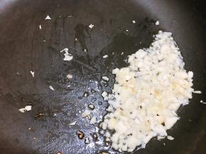 蒜末爆香