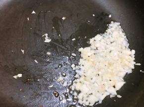 蒜末爆香
