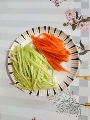 黄瓜和胡萝卜削皮洗净，切成丝备用！