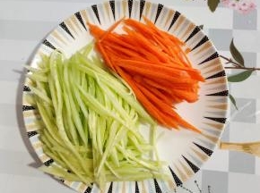 黄瓜和胡萝卜削皮洗净，切成丝备用！