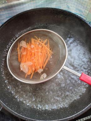 水开，放入胡萝卜丝焯水30秒捞出沥干水分备用！