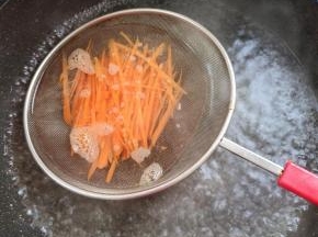 水开，放入胡萝卜丝焯水30秒捞出沥干水分备用！