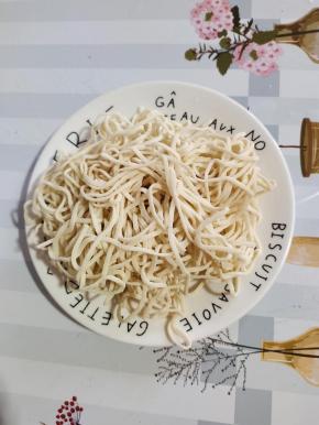 准备150克鲜手擀面！（我这个量是三人份儿的！没有手擀面可以用挂面来代替！）