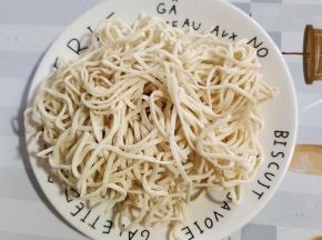 准备150克鲜手擀面！（我这个量是三人份儿的！没有手擀面可以用挂面来代替！）