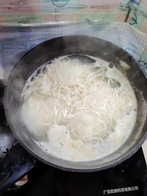 水开放入手擀面煮2分钟左右！