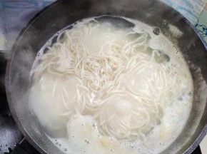 水开放入手擀面煮2分钟左右！