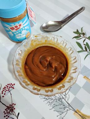 煮面条的同时，来调花生酱汁:碗中放入2勺四季宝花生酱、2勺生抽、1勺香油、1勺白糖，用勺子搅拌均匀至花生酱汁柔滑细腻！（用的是图片上的勺子量的量，刚好够我和孩子们三个人吃！）