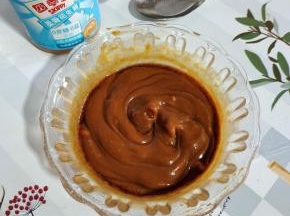 煮面条的同时，来调花生酱汁:碗中放入2勺四季宝花生酱、2勺生抽、1勺香油、1勺白糖，用勺子搅拌均匀至花生酱汁柔滑细腻！（用的是图片上的勺子量的量，刚好够我和孩子们三个人吃！）