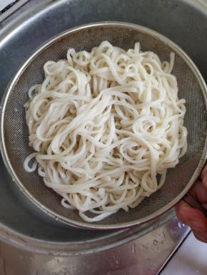 煮好的面条捞出沥干水分，用凉开水冲一下，以免面条粘在一起！