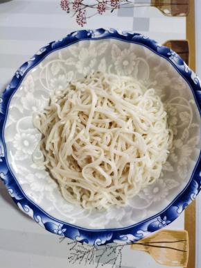 面条控干水分放入碗中！