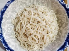 面条控干水分放入碗中！