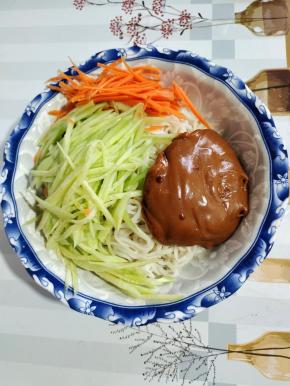 放入黄瓜丝，胡萝卜丝，调好的花生酱汁儿！