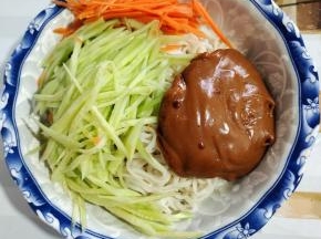 放入黄瓜丝，胡萝卜丝，调好的花生酱汁儿！