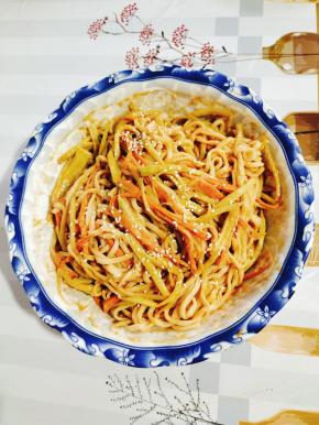 拌匀，放入适量的熟白芝麻即可食用啦！