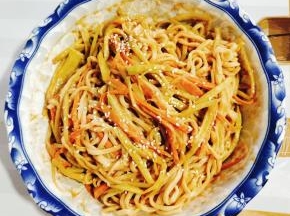 拌匀，放入适量的熟白芝麻即可食用啦！