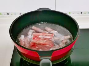 水开下肥牛加入料酒大火烧开。