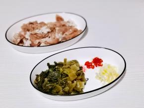 酸菜洗净切段，蒜去皮切碎，辣椒切段。