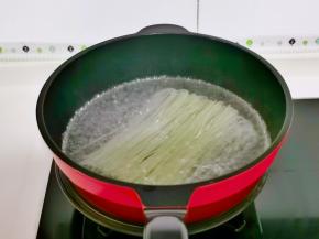 水开下螺狮粉大火烧开，转中火煮熟。可以多次淋入冷水，大约煮了8分钟左右。