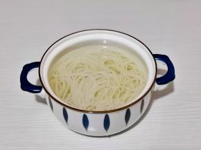 煮熟捞出过冷水。