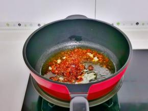 起油锅加入辣椒段，辣椒碎，蒜末煸炒出香味儿。