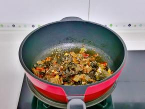 加入酸菜翻炒。