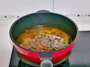 倒入牛肉汤，再加入适量清水烧开煮5分钟。