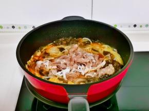 加入焯水的肥牛，加入酱油烧开即可关火。