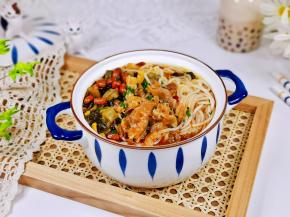 盛出装入碗中，撒上葱花。