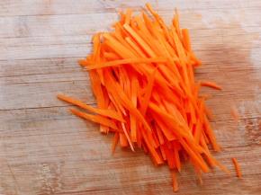 胡萝卜去皮切丝