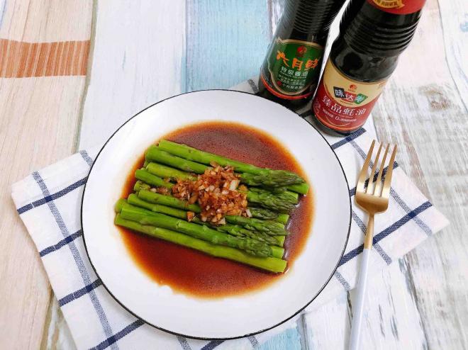 蒜蓉蚝油淋芦笋