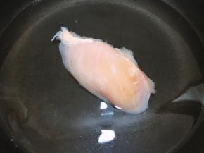 锅里放入鸡胸肉和料酒煮10分钟左右