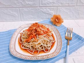 麻辣鲜香的鸡丝凉面完成