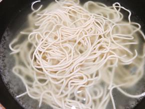 锅里水烧开后放入碱水面煮至8.9分熟捞出