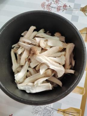 
把杏鲍菇洗净，撕成条状！
电饭煲内胆倒入适量的食用油，放入撕好的杏鲍菇！