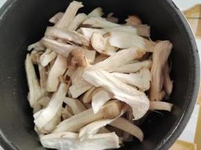 
把杏鲍菇洗净，撕成条状！
电饭煲内胆倒入适量的食用油，放入撕好的杏鲍菇！
