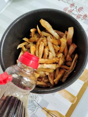 倒入适量的生抽翻拌均匀！