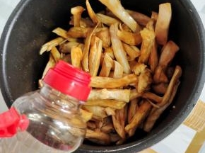 倒入适量的生抽翻拌均匀！