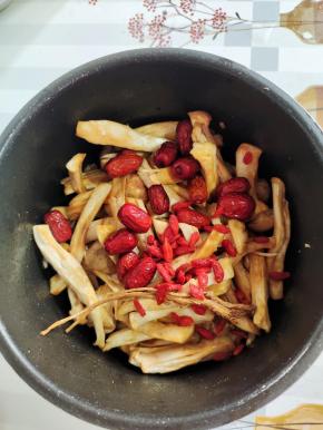 再放入红枣枸杞和党参！