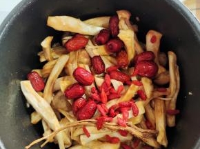 再放入红枣枸杞和党参！