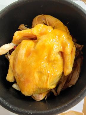 最后放入用盐焗粉腌制了一晚上的三黄鸡！